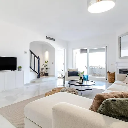 Дом отдыха Rooftop Terrace Infinity Pool Spacious Duplex Wifi Бенахавис